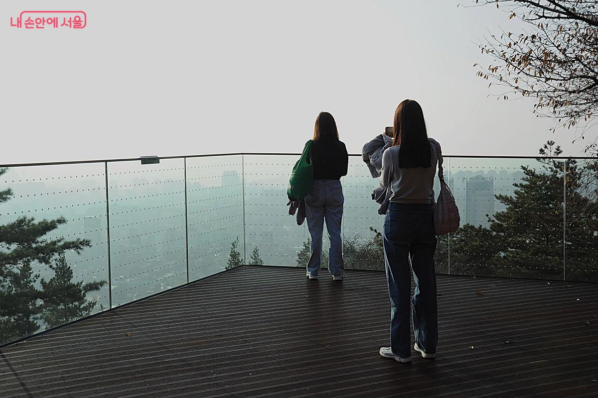 유리펜스를 설치해 개방감을 높인 노을전망대는 날씨와 상관없이 멋진 사진을 만들어 준다. ©조수봉