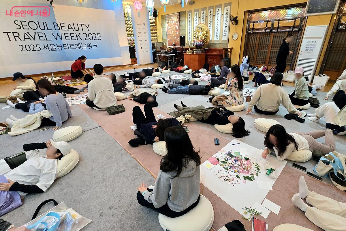 편한 자세를 취하라는 말에 참가자들이 눕거나 앉아 있다. ©김윤경