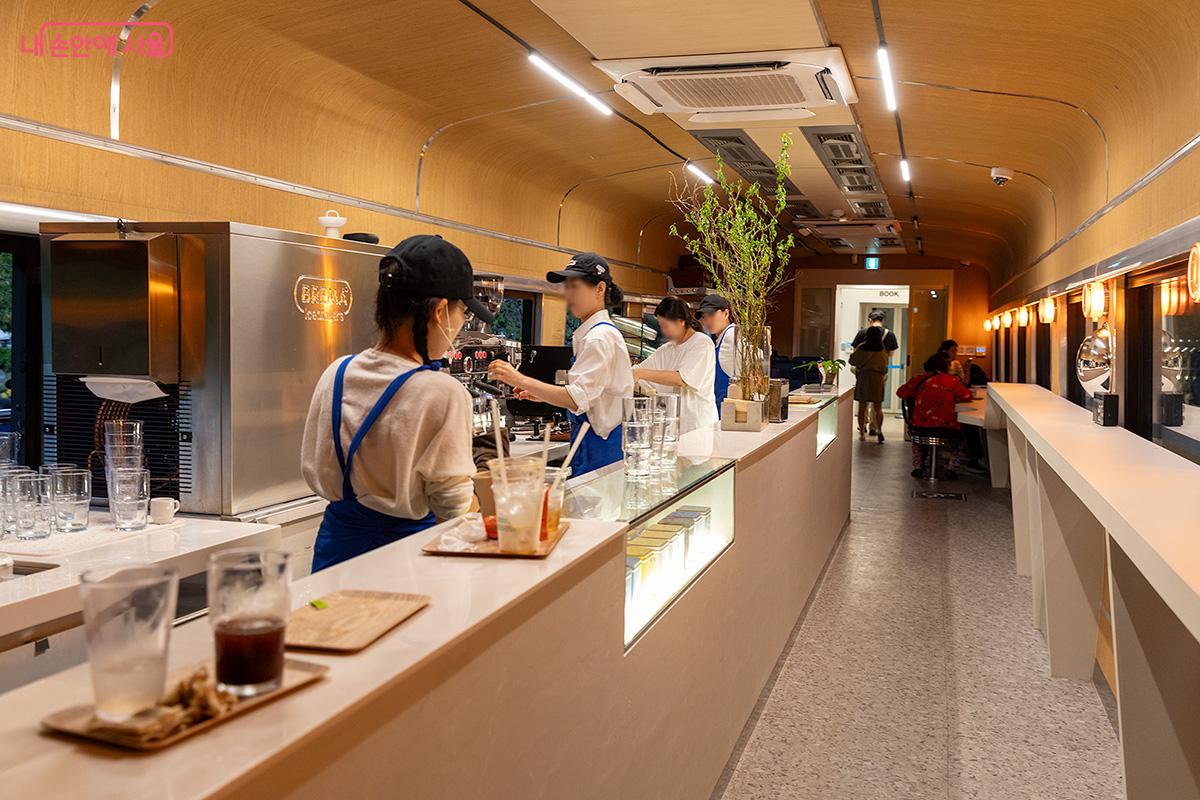 카페 내부는 기차의 원형을 살리면서도 아늑한 분위기로 꾸며져 있다. ©문청야