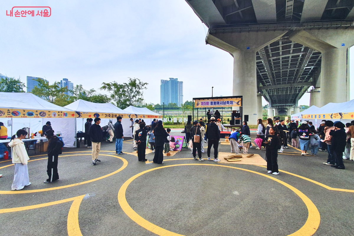 전통 놀이와 다채로운 체험 부스가 가득한 축제 현장 ©양정화