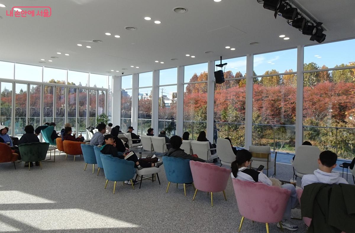 양재천 수변문화쉼터 1층 카페 ⓒ김종성