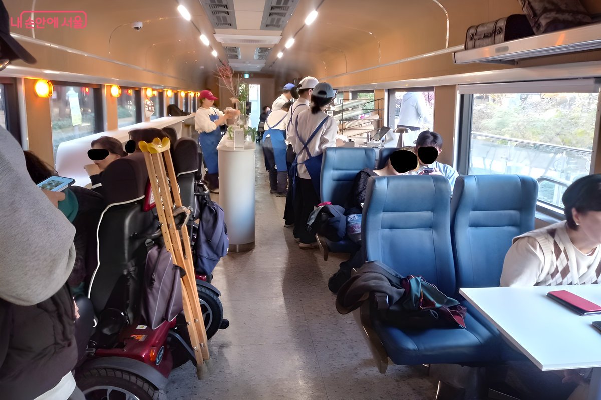 감성을 살린 기차 안 카페가 예쁘게 꾸며져 있다. &copy;김영주 