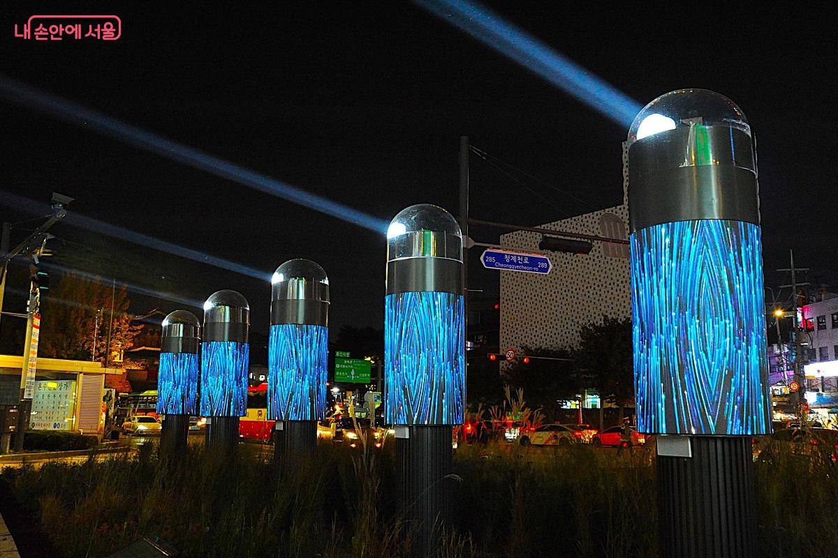 서치라이트를 비추고 있는 미디어폴 ©조수봉