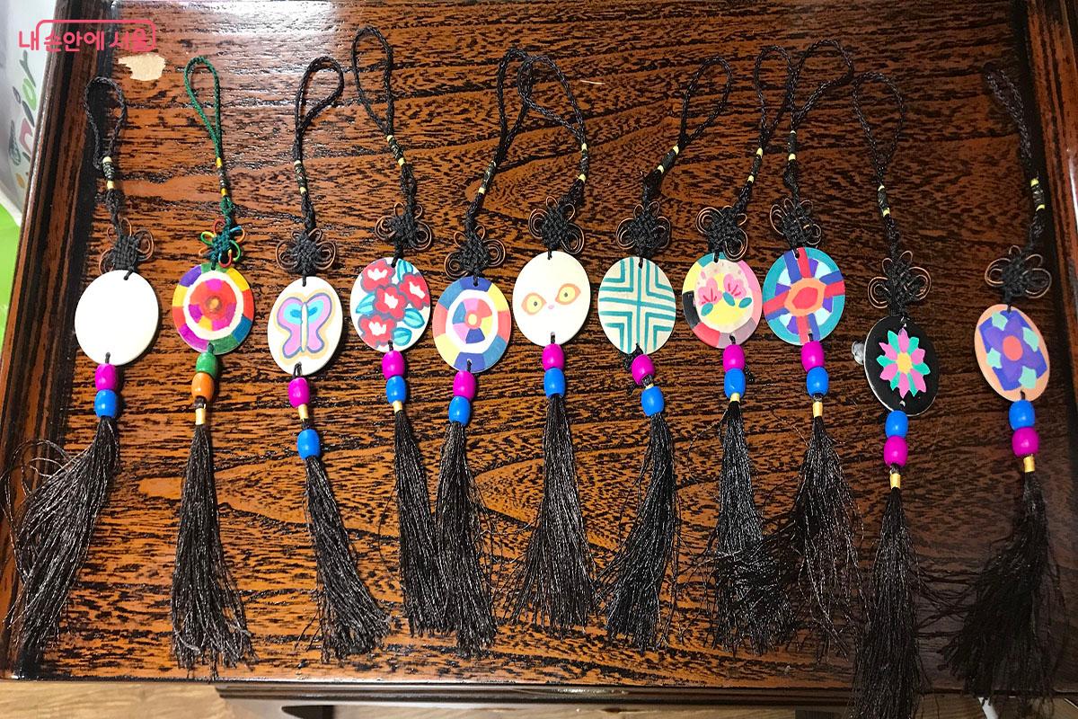 참여자들이 만든 다양한 문양의 노리개 ©이정민