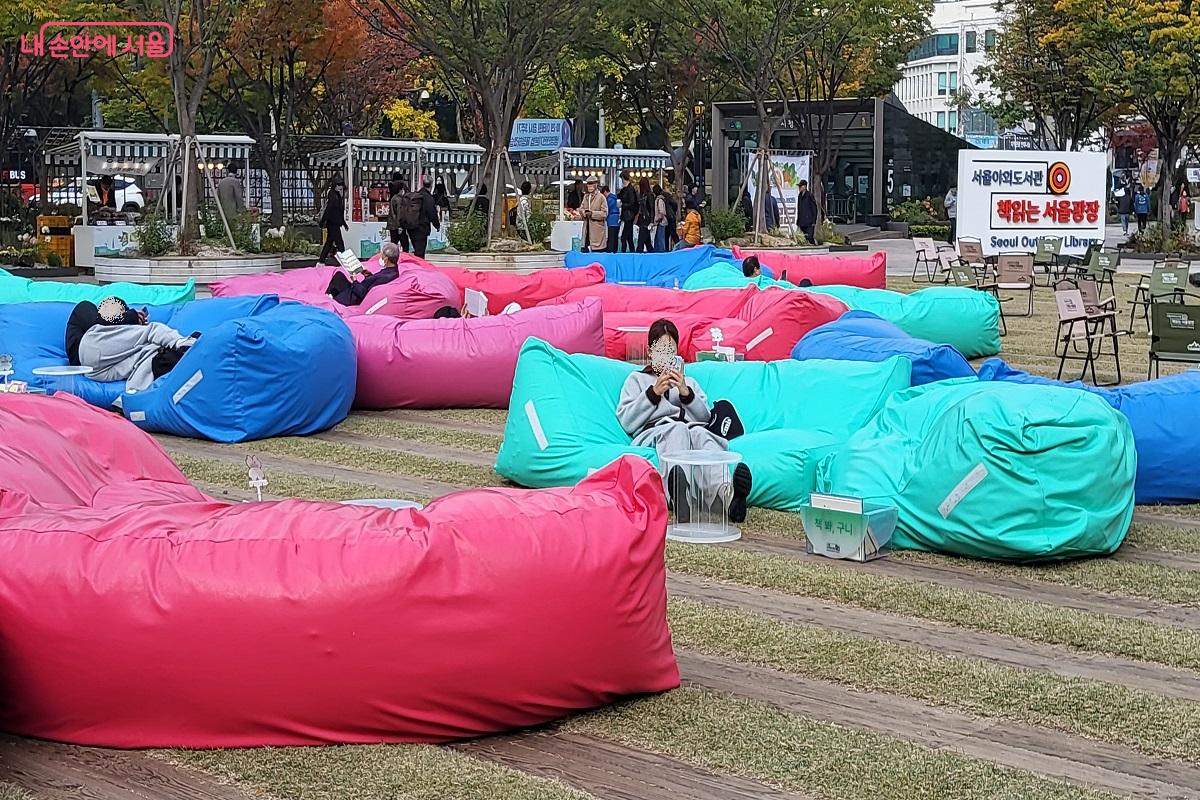 누구나 자유롭게 이용할 수 있는 빈백들이 서울광장을 채웠다. &copy;권수진