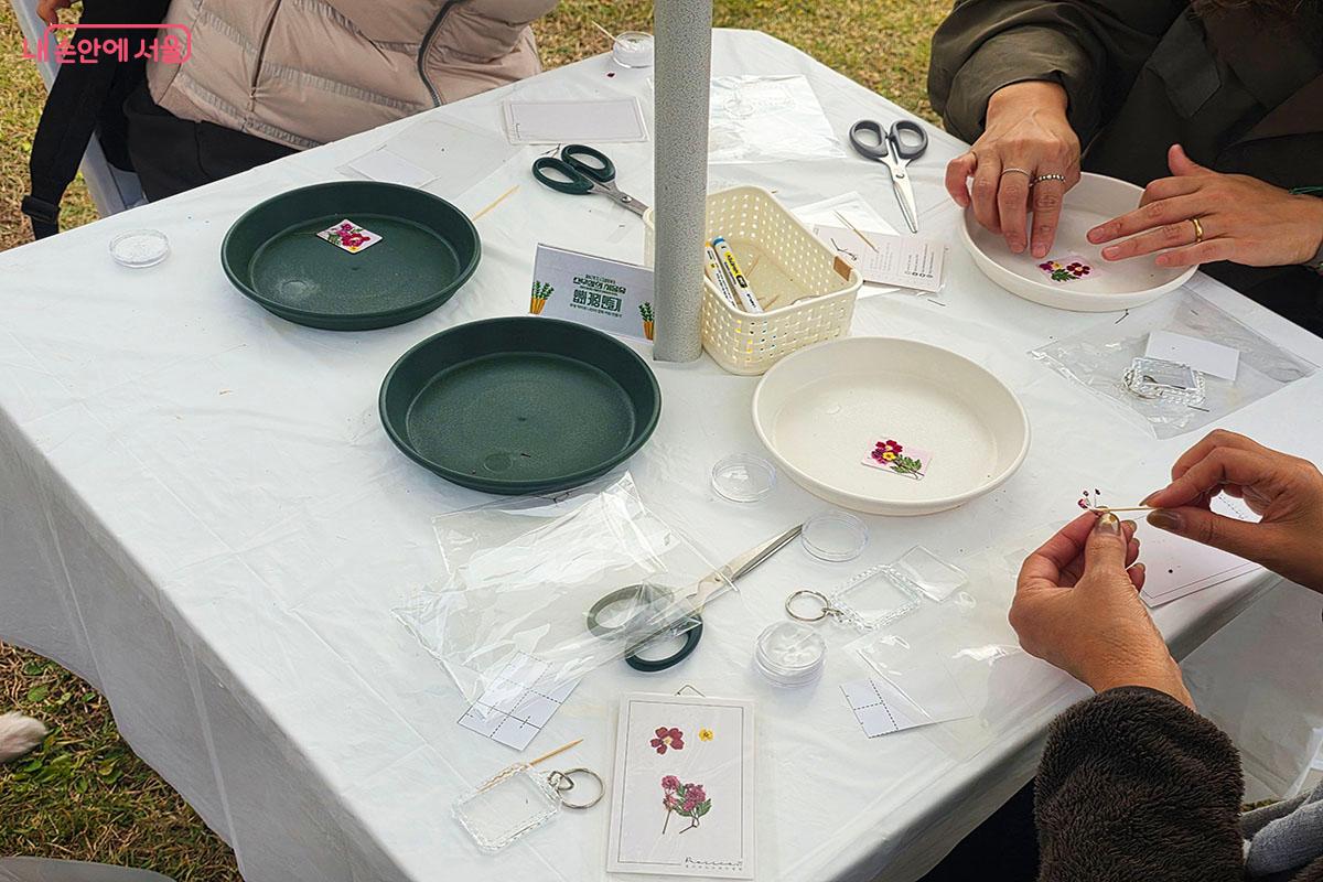 ‘압화 키링 만들기’를 하고 있는 시민들 ©이정민