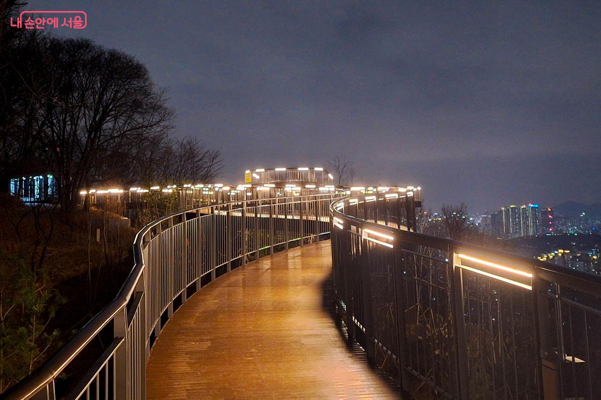 동북권 도심의 야경은 물론 봉화산, 도봉산 그리고 저 멀리 북한산까지 한눈에 들어온다. ©백승훈