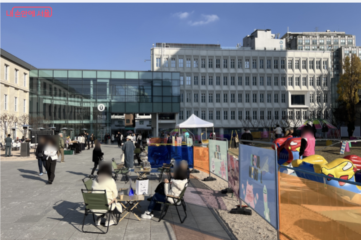 커피를 마시며 &lsquo;공박위크 2025&rsquo;의 다양한 프로그램을 만끽했다. &copy;김경선