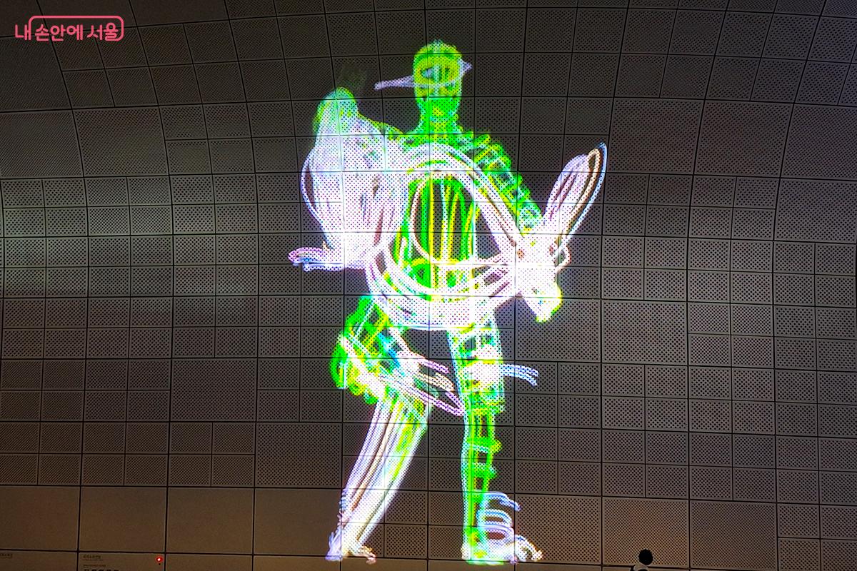 웅장한 리듬 속 인간 형상이 다양한 음악에 맞춰 변하며 춤추는 모습이 인상적이다. &copy;백승훈