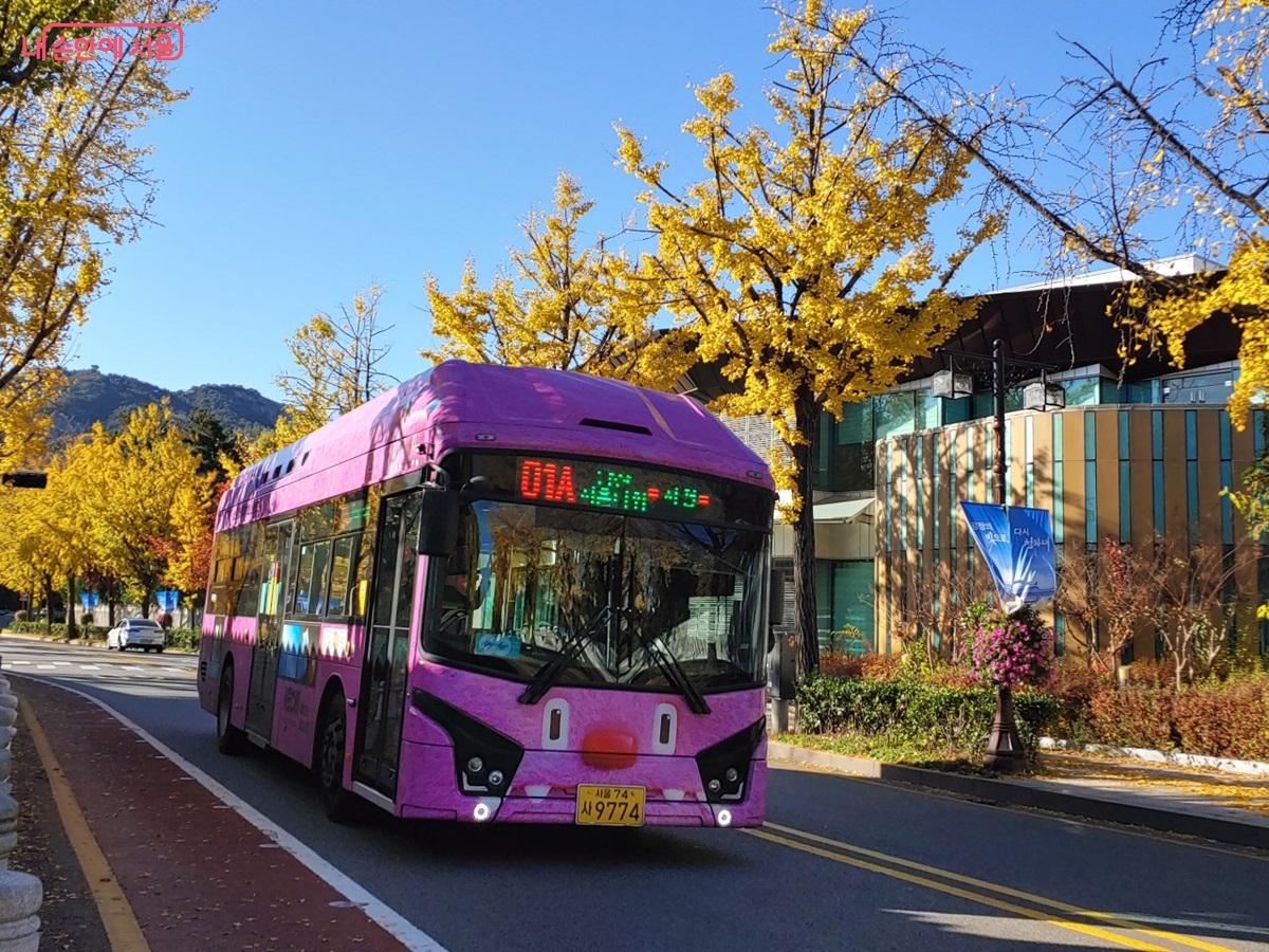 효자로 단풍길을 누비는 해치버스 ©김병규