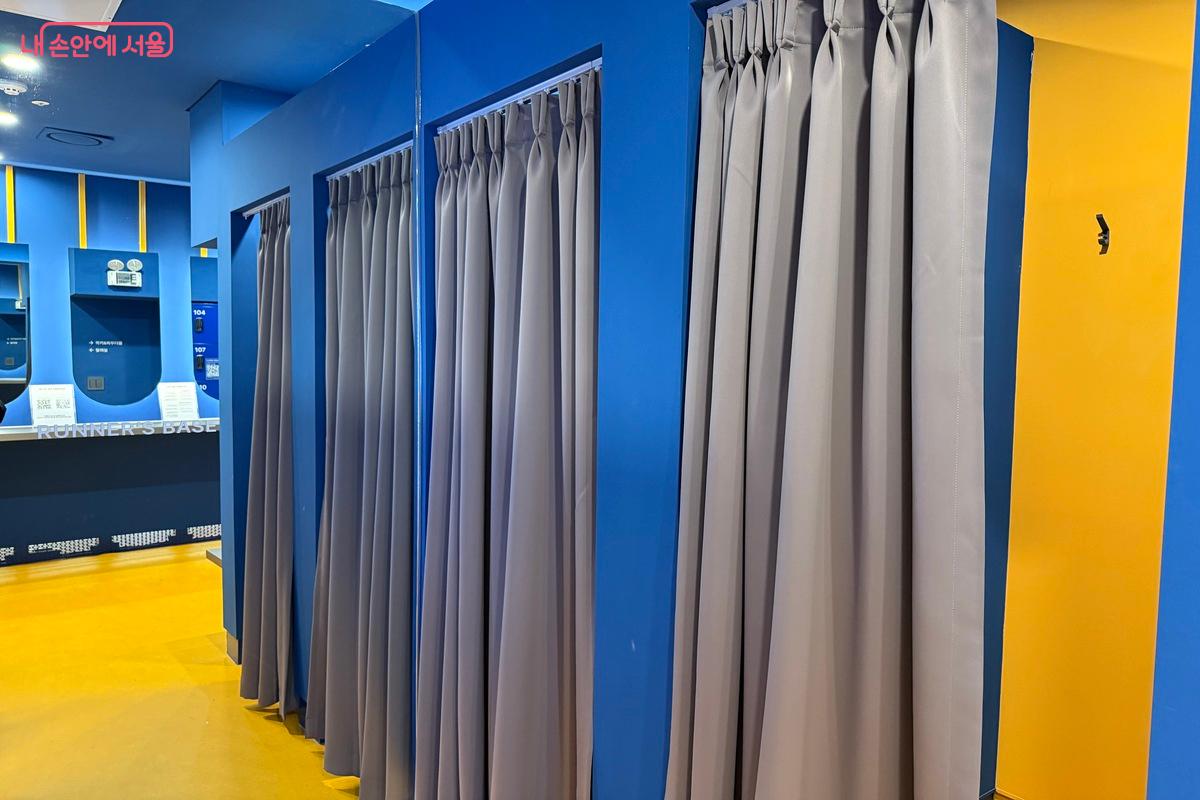 탈의실은 총 3칸이 마련되어 있다. ©우현희