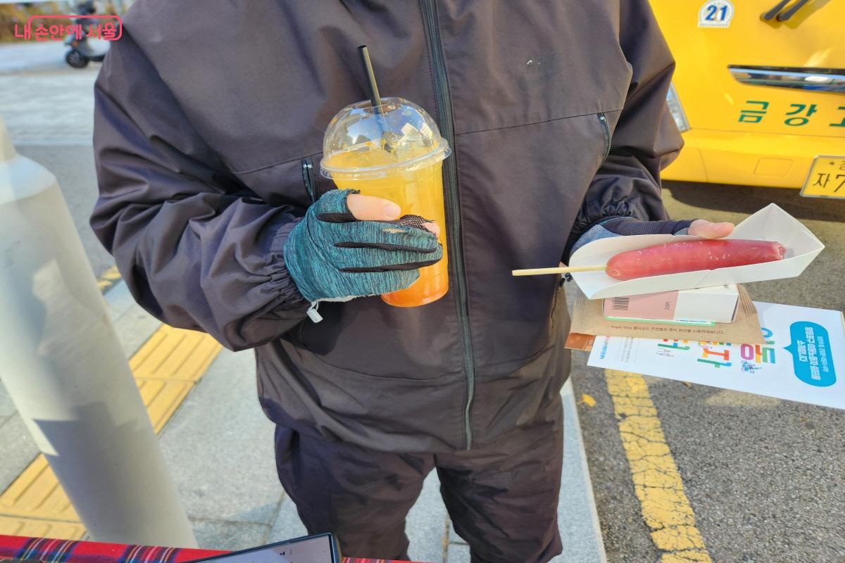 동행나눔차에서 음료와 소시지 꼬치를 받은 이동노동자 ©윤혜숙