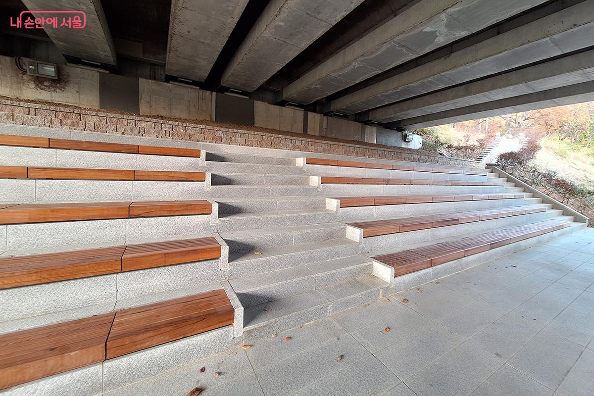 아늑한 휴게 공간으로 바뀐 교량 하부 ©이혜숙