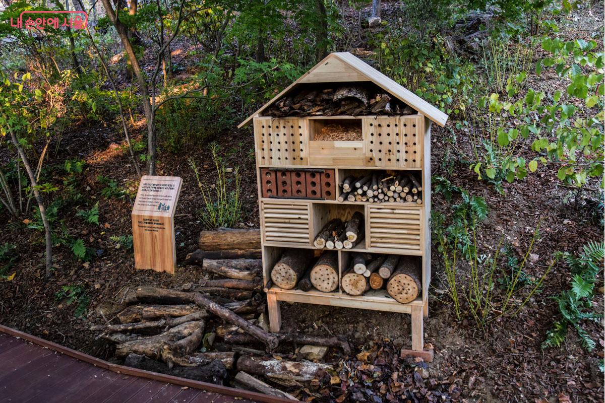 하늘숲길을 따라 설치된 남산의 새들의 보금자리 &copy;최기곤