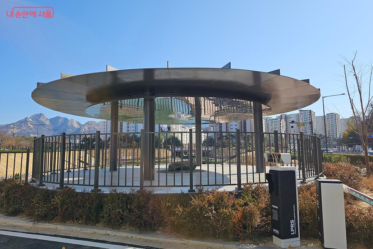 '전망파고라'에서는 시원한 바람을 맞으며 북한산과 하천을 동시에 감상할 수 있다. ©정향선