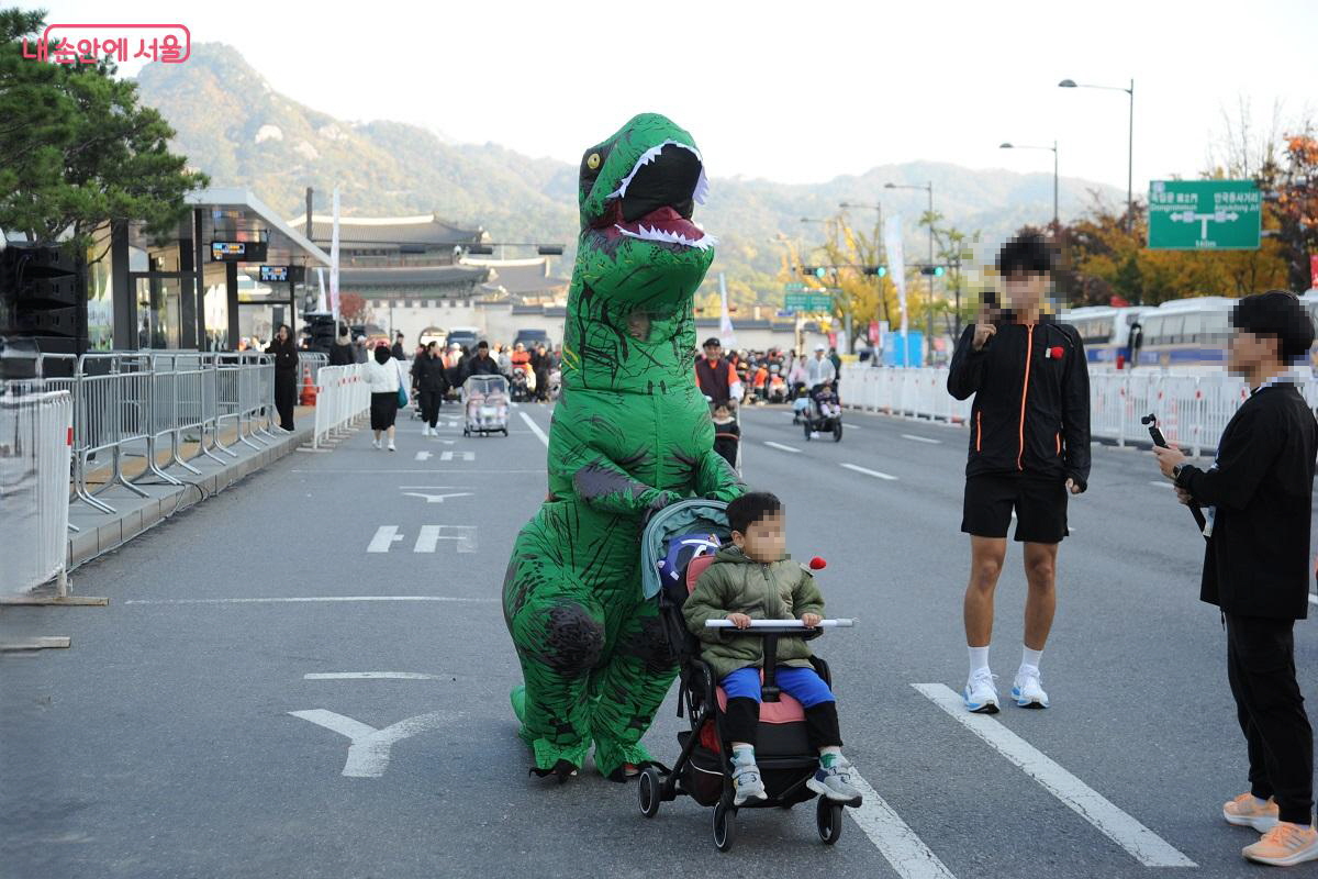 공룡 아빠가 미는 유아차는 인기 만점! ©조수봉