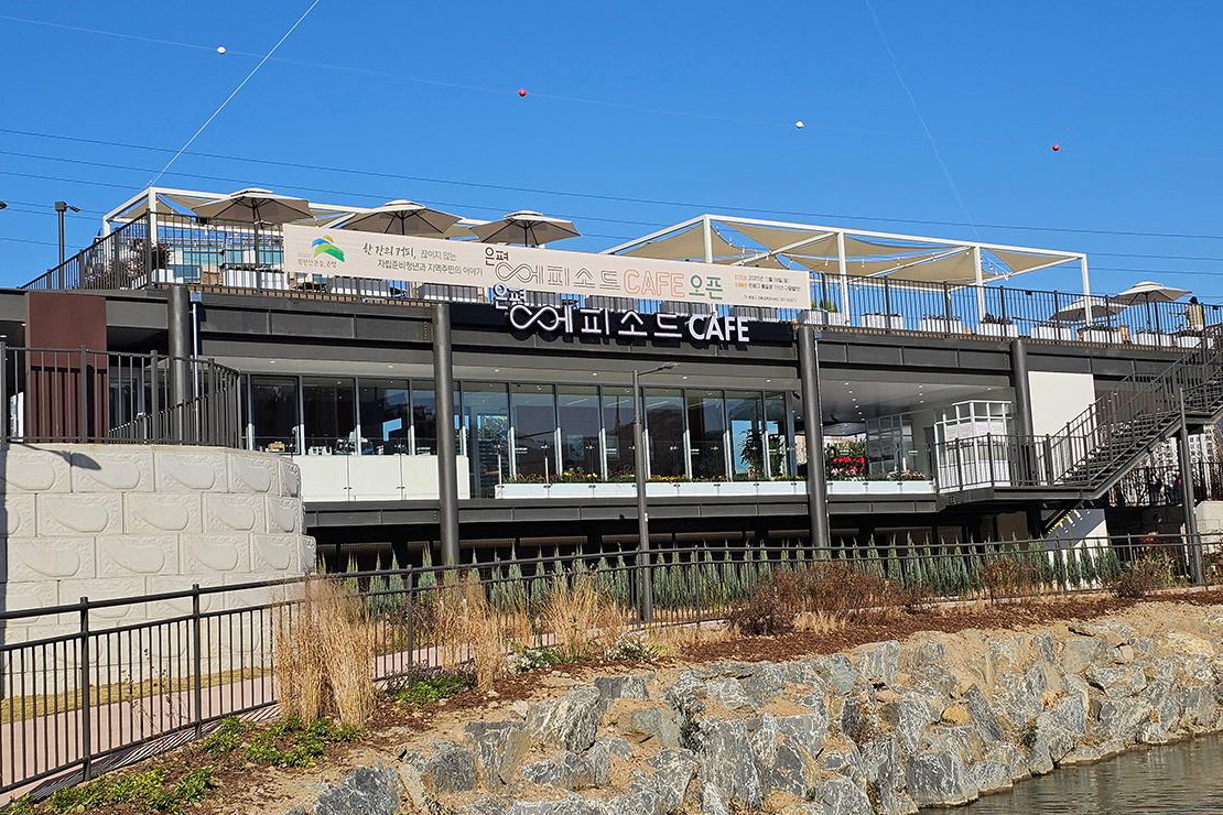 북한산 뷰에 드라이브 스루까지? 구파발천 신상 카페 추천