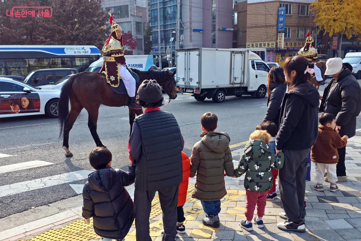 근처 어린이집 어린이들이 신기한 눈으로 행렬을 지켜보며 즐거워 했다. &copy;장승철