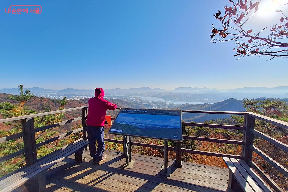 용마산 오르는 길에 조성된 포토존에서 나만의 기념사진을 남길 수 있다. &copy;이혜숙