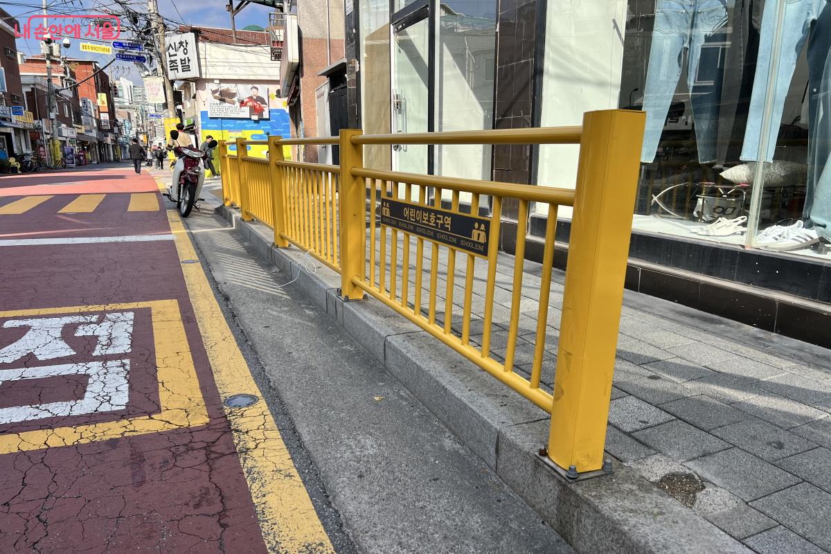 조순영 씨의 제안으로 좁은 인도를 점유했던 가드레일의 위치가 조정되었다. &copy;박지영