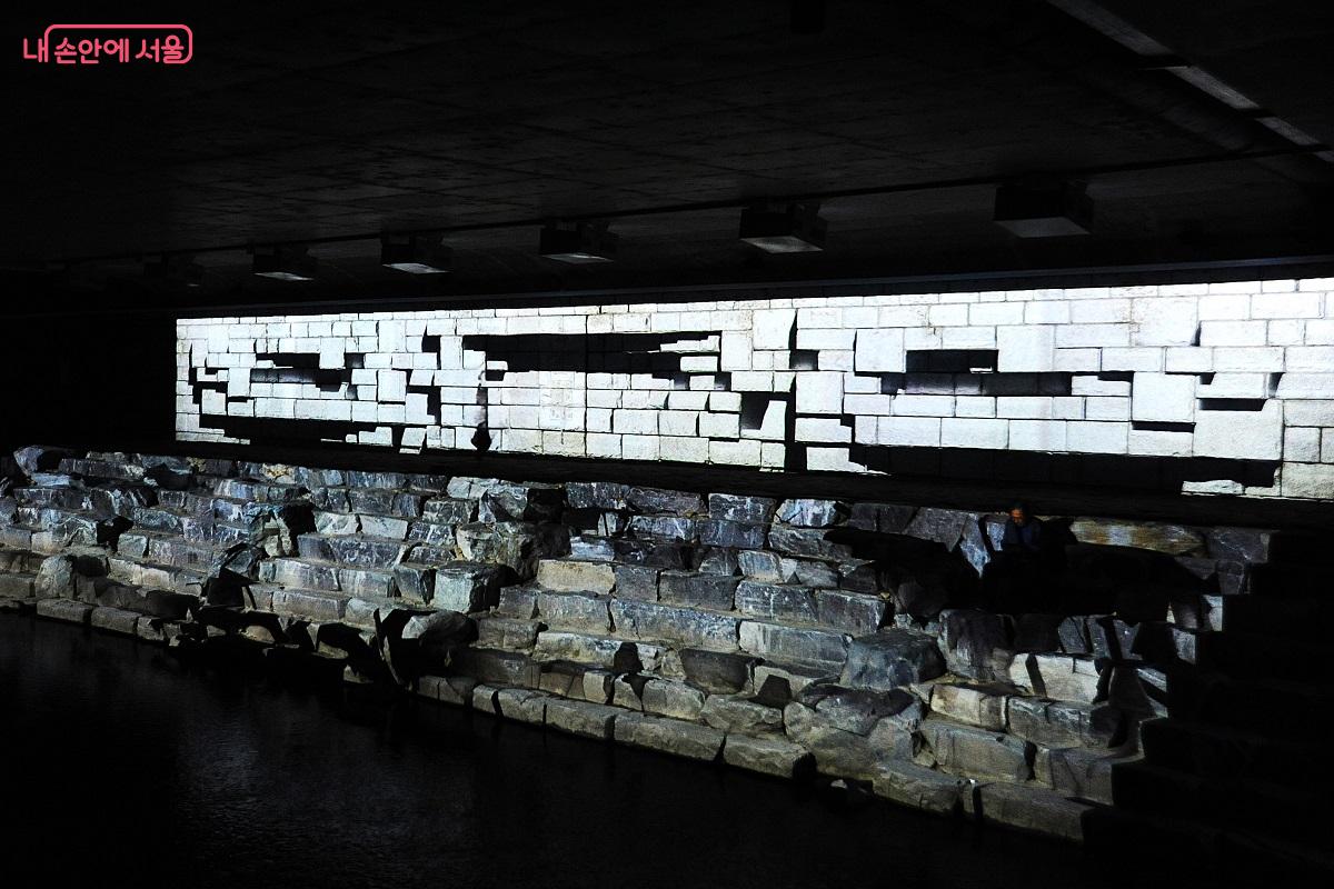 오간수교 아래 옹벽에 투사 중인 미디어아트 쇼 ‘흐르는 순간’ ©조수봉