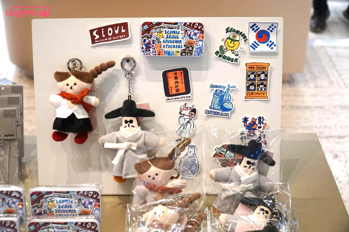 '조선 인물 키링' 2종을 포함한 다양한 키링과 자석들 ©홍혜수