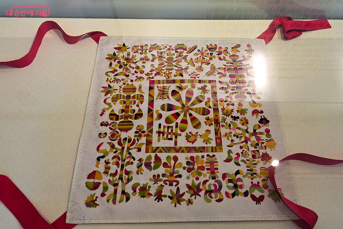 김현희 장인의 '화조문 수보'는 현세의 복락을 기원하며 주로 혼례 등의 길사(吉事)에 사용할 목적으로 만든 작품이다.