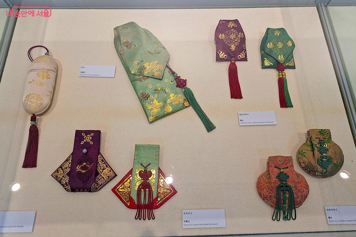 노미자 보유자는 조선 시대 매듭 작업인 염색장, 끈목장, 해사장, 매듭장이 작업을 완벽하게 되살려 작품을 만든다.