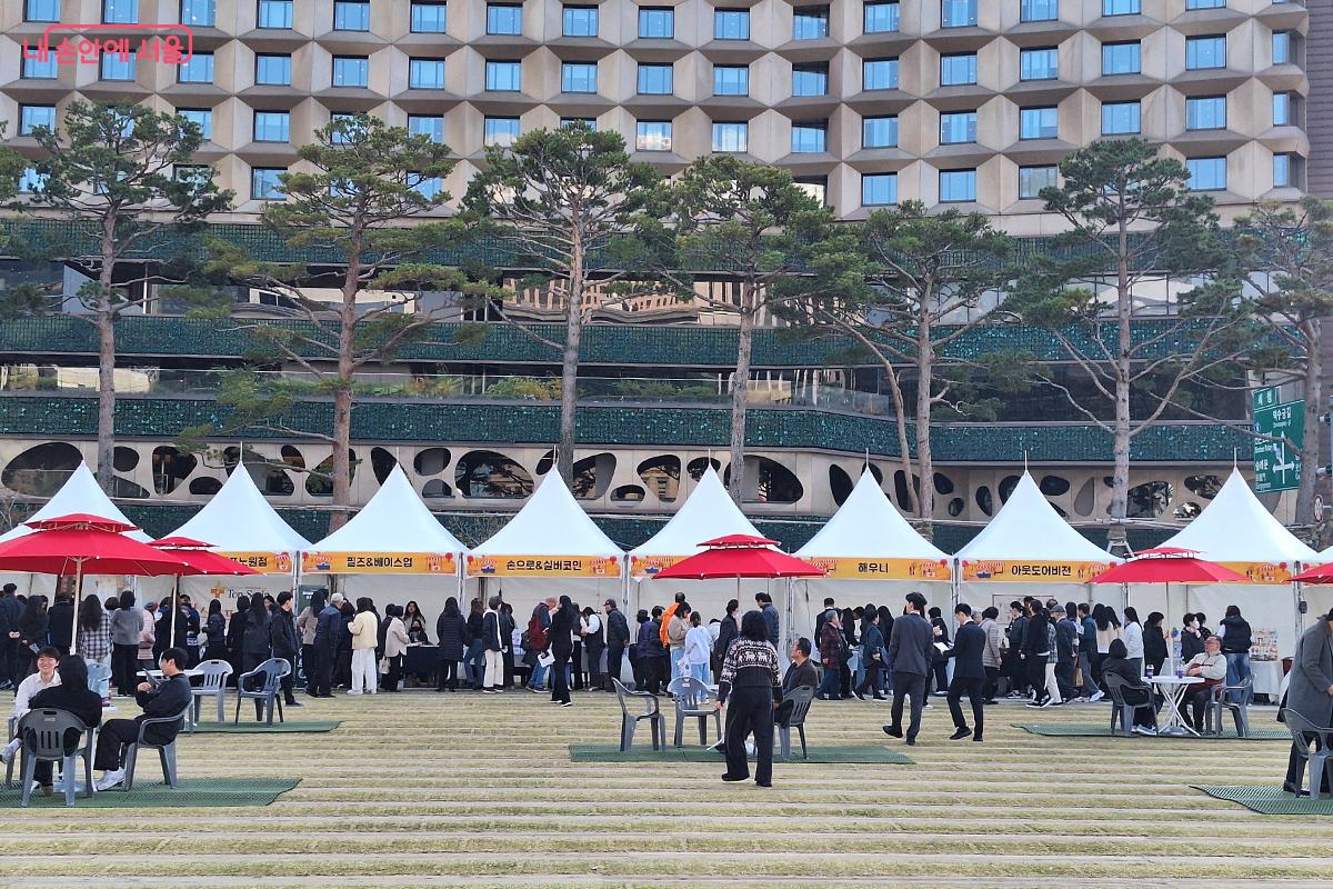 행사장에 들어서자 눈길을 사로잡은 것은 형형색색의 '소상공인 마켓(34개소)'이었다. ©정향선