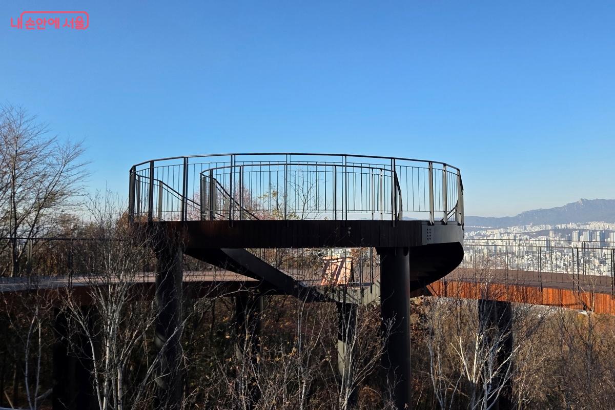 가장 높은 지점인 ‘하늘전망타워’에 올라본다. ©김미선