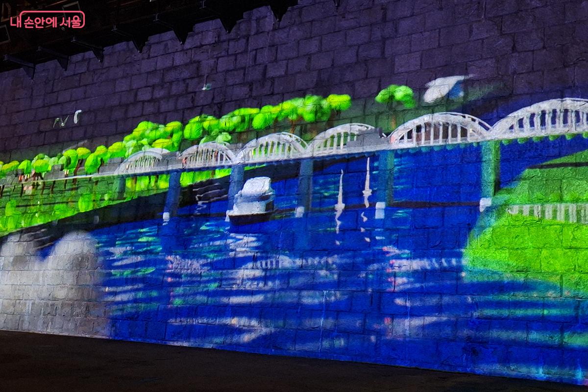 한강버스(여의도↔압구정) 운항 시간(17:25~20:39) 동안 전시를 관람할 수 있다. ©백승훈