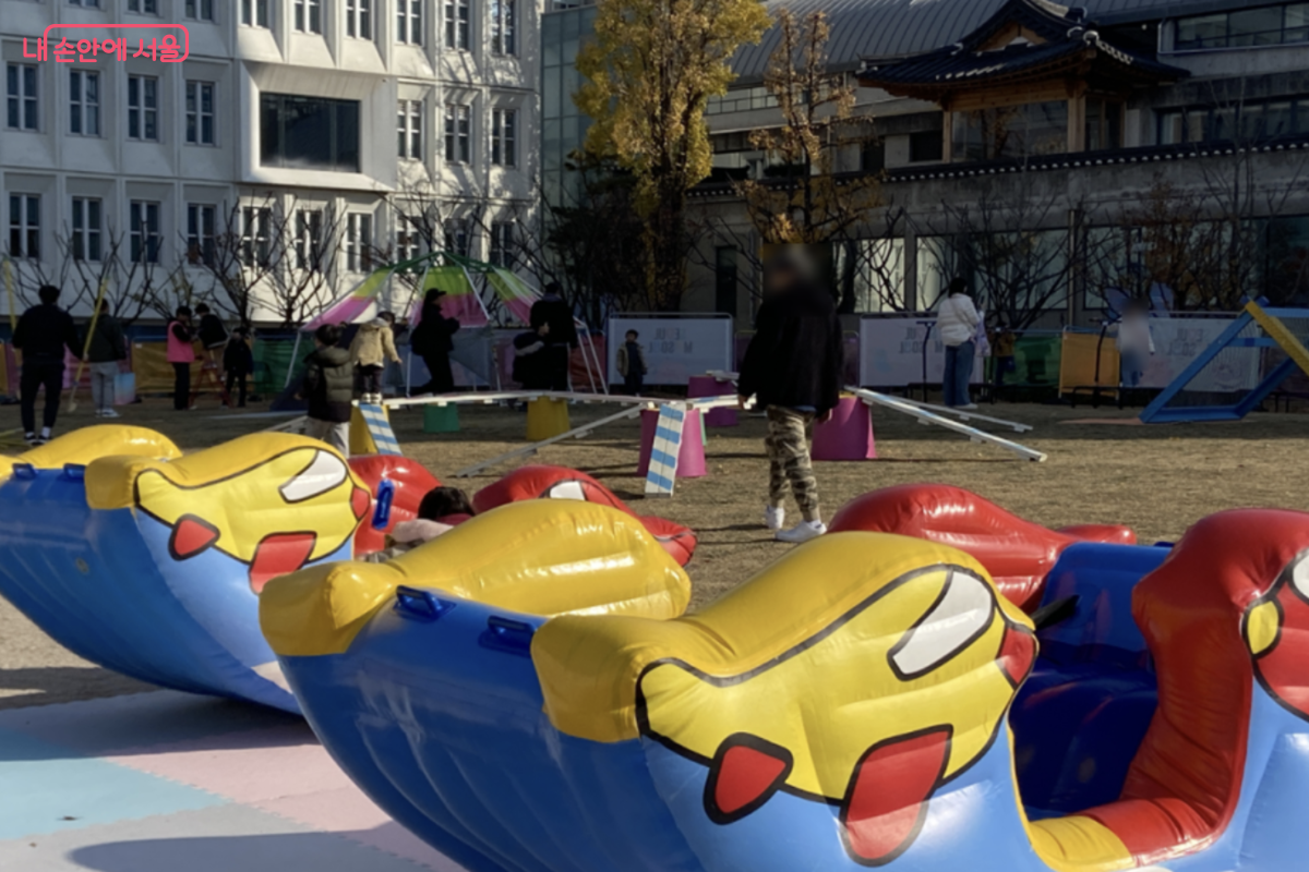 아이들이 놀기 좋게 다양한 놀이기구가 설치돼 있다. &copy;김경선