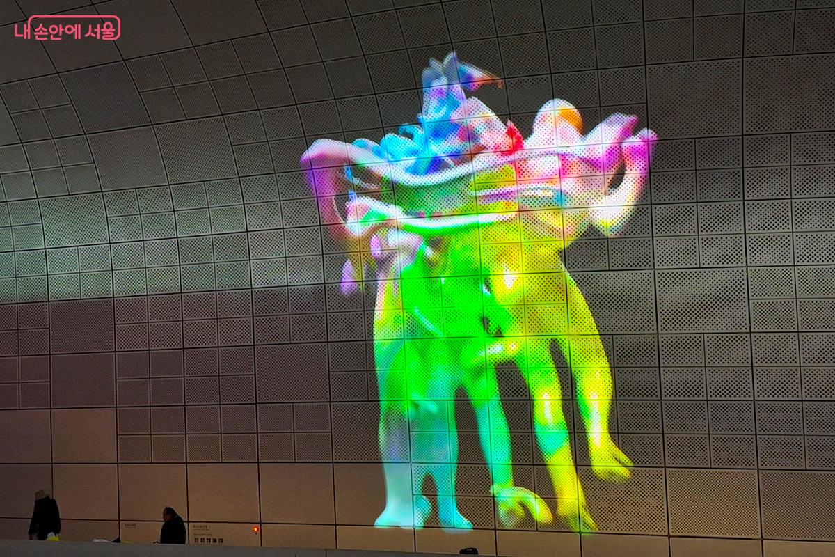 음악 장르를 넘나들며 재질과 형태를 바꾸는 춤사위는 도시의 역동적 에너지를 전한다. &copy;백승훈