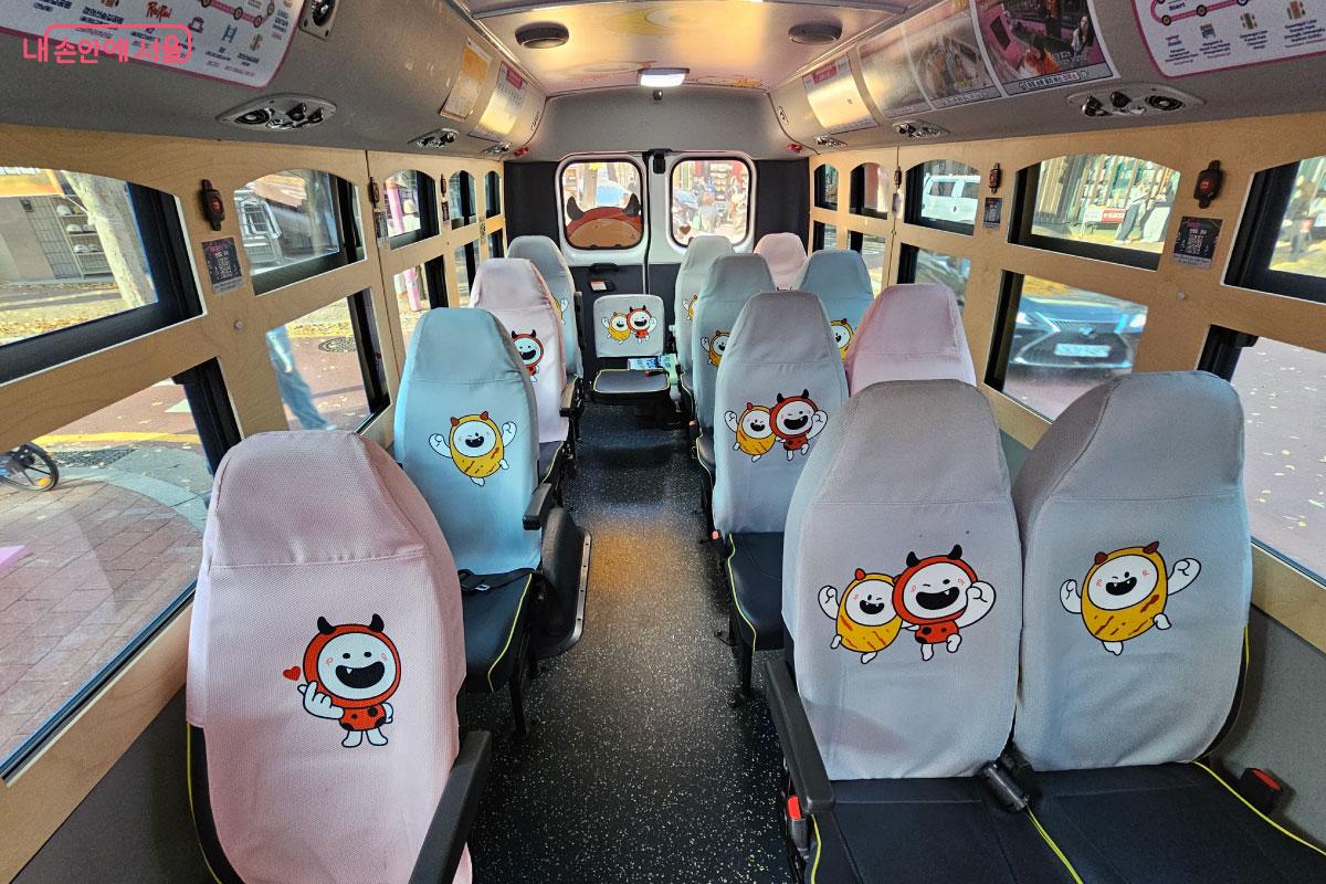 귀엽게 꾸며진 버스 내부 &copy;홍혜수