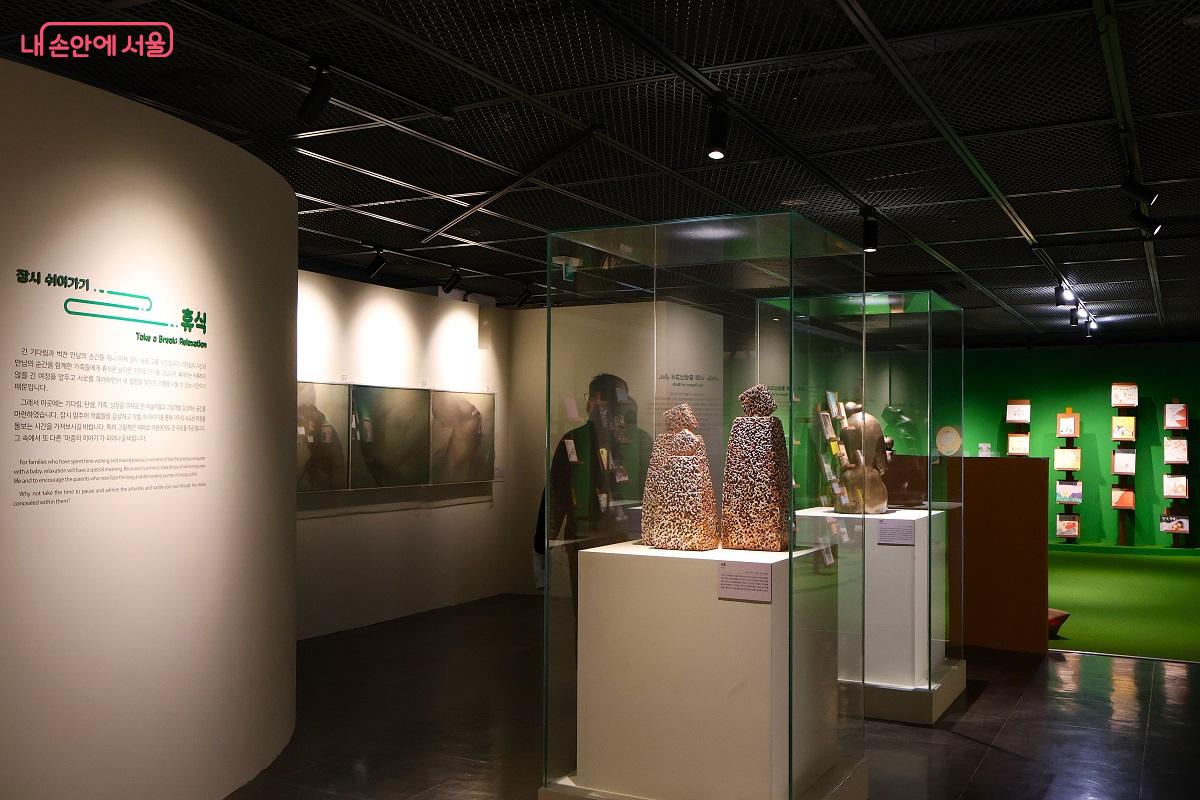 3부 &lsquo;잠시 쉬어가기: 휴식&rsquo;에서는 아이를 품에 안은 가족에게 따뜻한 위로를 건넨다. &copy;이봉덕