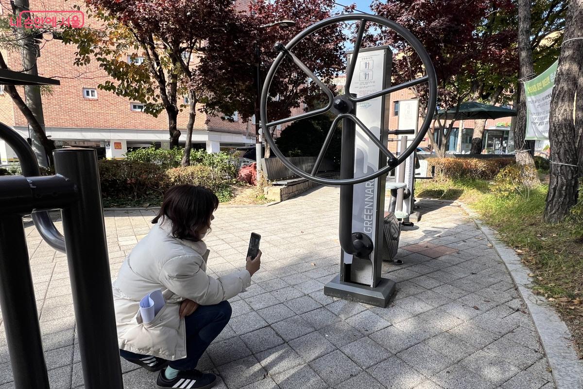 어린이공원 내 시설물을 살펴보고 있는 창3동 마을환경관리사 조순영 씨 &copy;박지영