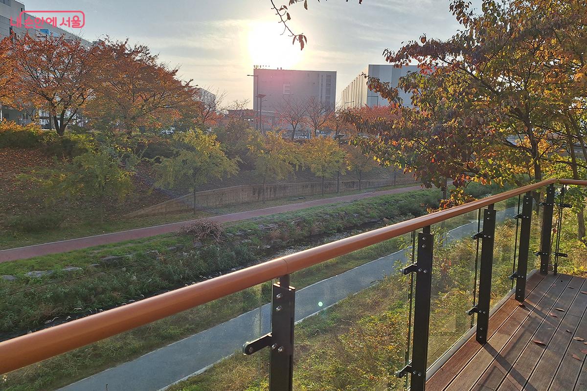 하천을 한눈에 조망할 수 있는 전망데크 ©이혜숙