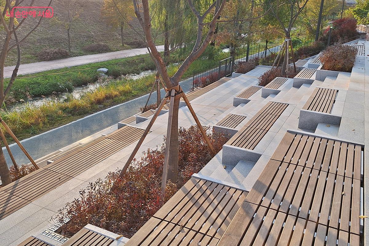 스탠드에 앉아 흐르는 물줄기를 바라보는 것만으로도 힐링되는 기분이다. ©이혜숙