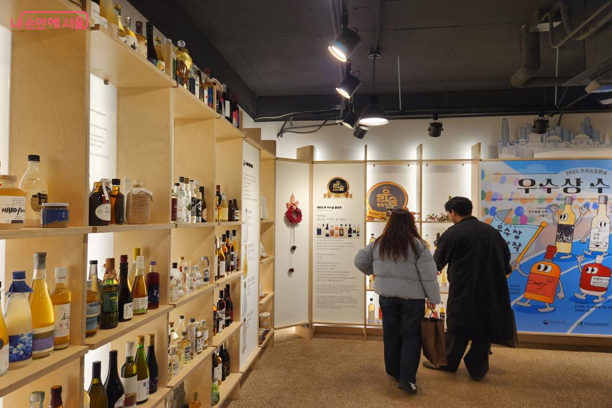전통주갤러리에 전시된 술은 색과 맛이 다양하다. &copy;윤혜숙
