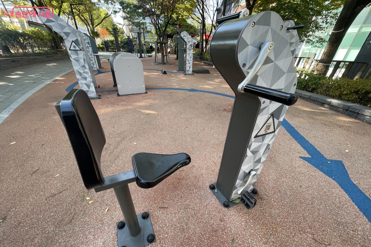 기존 공원 체육시설에 비해 운동기구의 형태가 단순하고 간격도 넓다. ©이정민