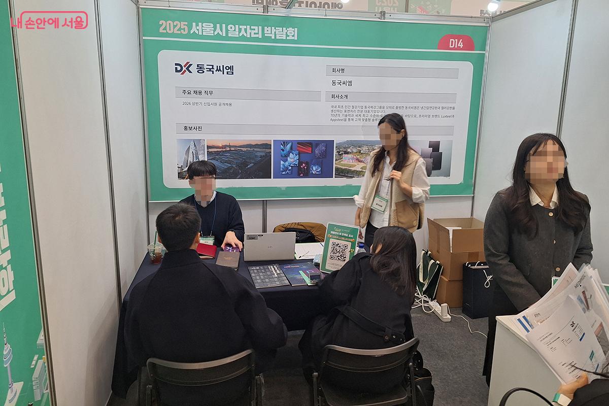 현장에서는 무려 60여 개의 기업이 직접 채용 면접과 1:1 취업 상담이 진행되었다. ©이혜숙