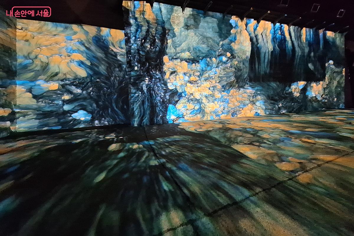 영상을 가득 채운 수만 개 입자가 몰아치며 기억의 잔향을 공간 전체로 확장시킨다. ©백승훈