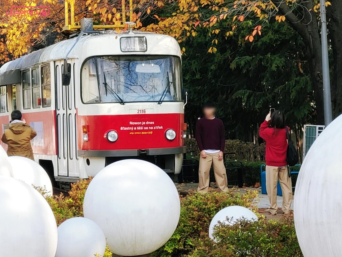 화랑대철도공원에서 사진 명소로 인기가 높은 빨간 전차 ©김병규
