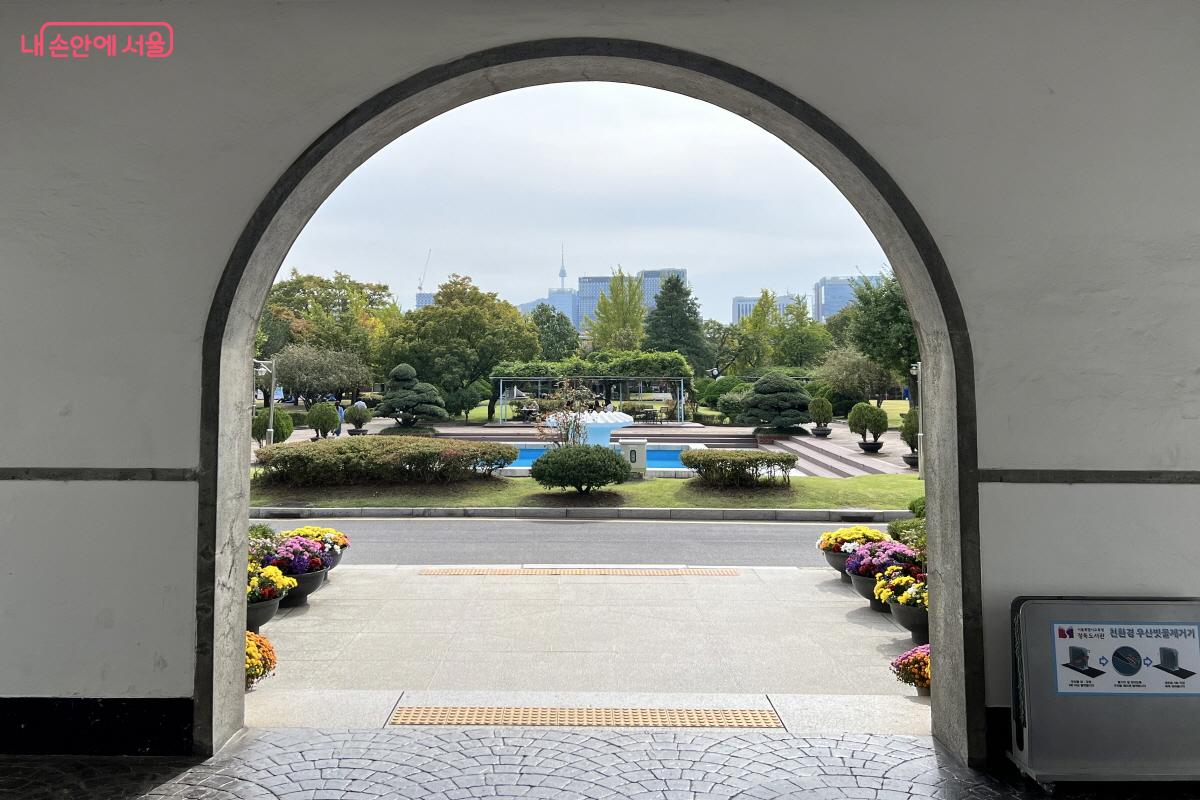 본관 입구에서 바라본 학교 정원. 계절별로 예쁜 곳으로 일부러 정원만 찾는 이들도 많다. ©박지영