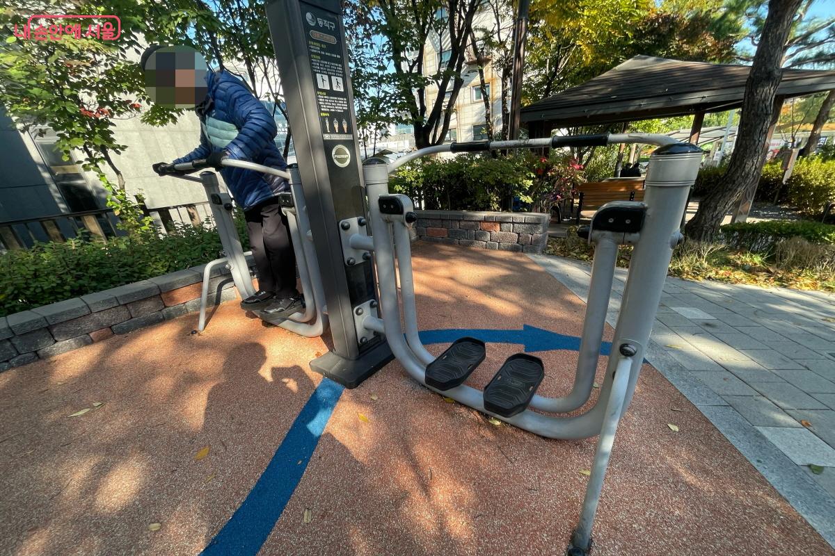 크로스컨트리 운동 기구를 이용하는 어르신 ©이정민