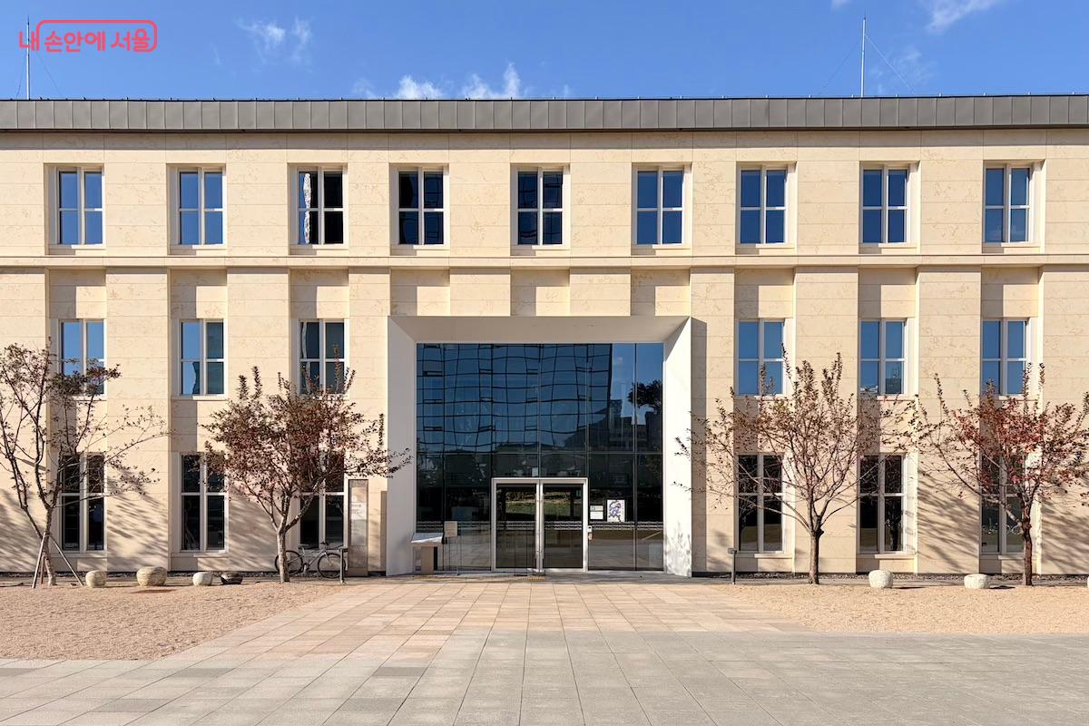 서울공예박물관의 전시 1동 입구 &copy;이종빈