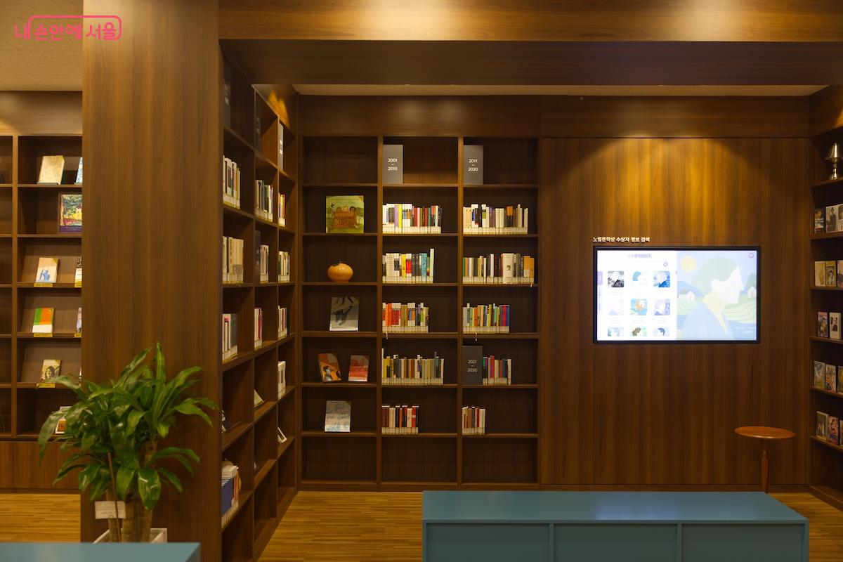 정독도서관 운영시간에는 누구나 자유롭게 노벨문학라운지를 이용할 수 있다. ©임중빈