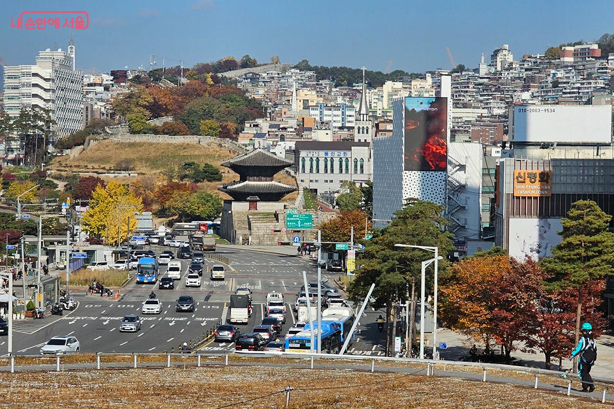 흥인지문에서 창신동 꼭대기까지, 서울의 풍경이 한눈에 펼쳐진다. ©문청야