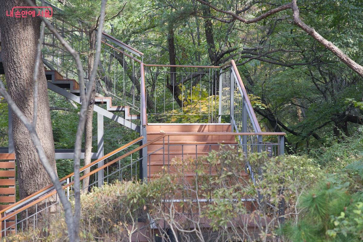 전망데크, 쉼터 등 남산 하늘숲길이 가지고 있는 특화 공간들을 찾아보는 재미도 있다. &copy;임중빈