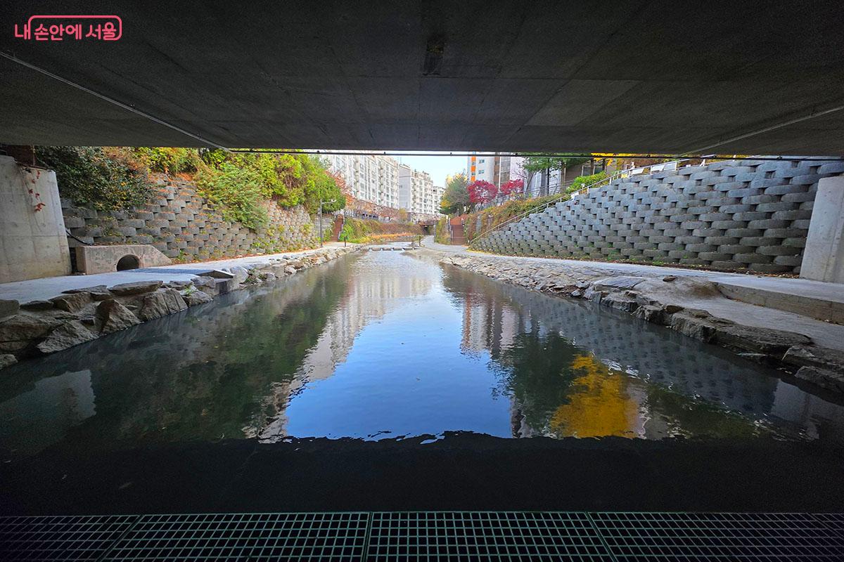 '호반대청'에서 바라본 구파발천 산책로 ©이정민